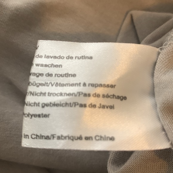 NWOT. Woman’s long sleeve tunic style top with round neckline and contrast hem. - Picture 10 of 10